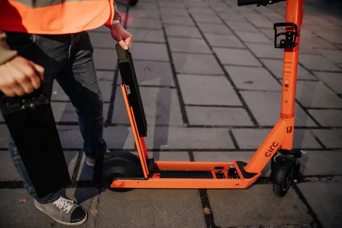 Circ scooter with swappable battery